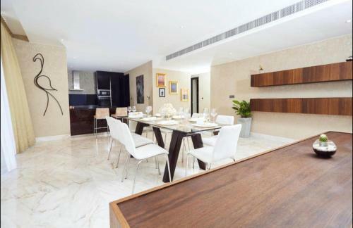 Apartamento Luxurious Executive One Bedroom Suite Space Available