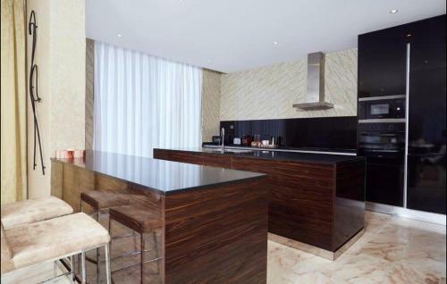 Apartamento Luxurious Executive One Bedroom Suite Space Available