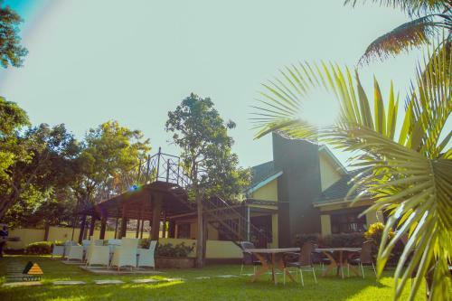 Hotel Cwezi By The Lake