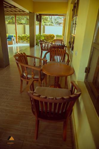 Hotel Cwezi By The Lake