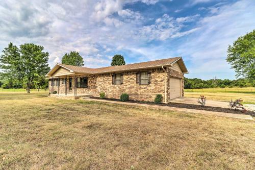 Charming Mountain Home Getaway With Gas Grill!
