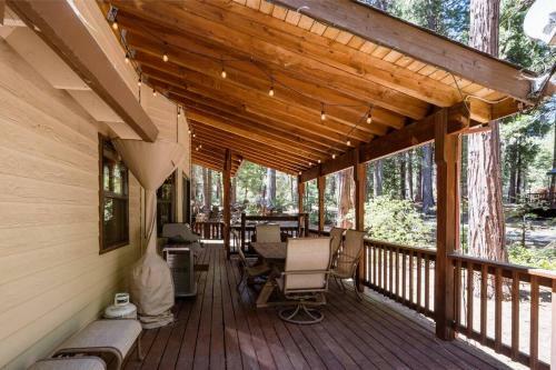 Splendid Mountain Retreat: Spa, Sauna, & Generator