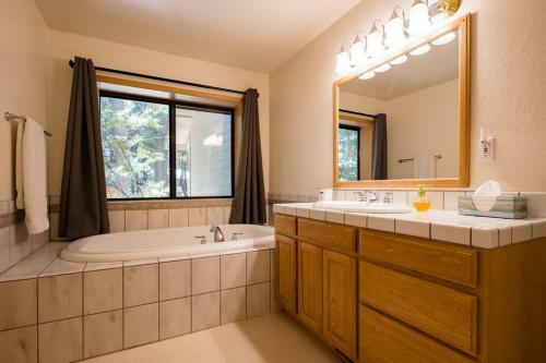 Splendid Mountain Retreat: Spa, Sauna, & Generator