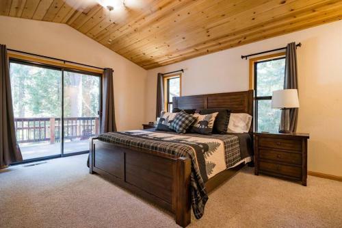Splendid Mountain Retreat: Spa, Sauna, & Generator