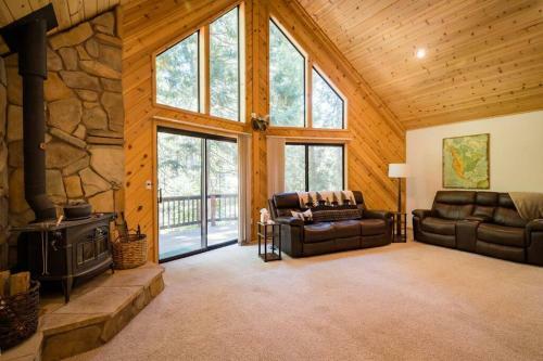 Splendid Mountain Retreat: Spa, Sauna, & Generator