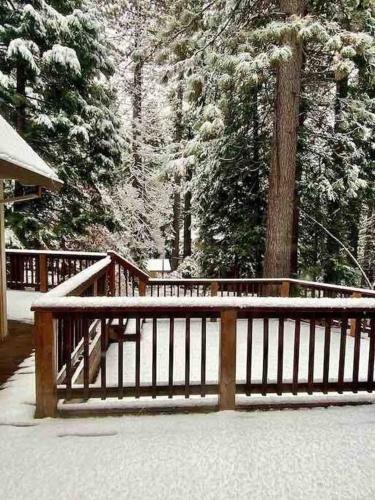 Splendid Mountain Retreat: Spa, Sauna, & Generator