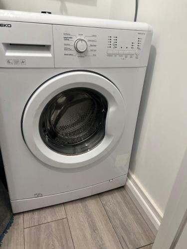Lovely 2 Bed Apartment With Parking On Premises
