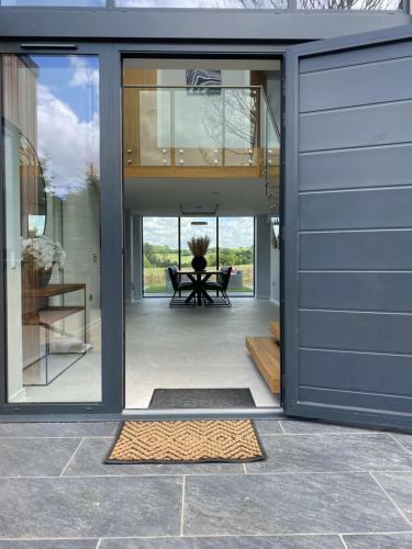 Stunning Modern Home Set In Beautiful Grounds.