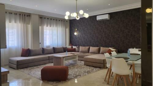 Charming New Large Luxurious Apartment.