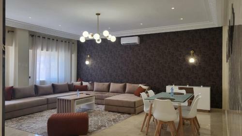 Charming New Large Luxurious Apartment.
