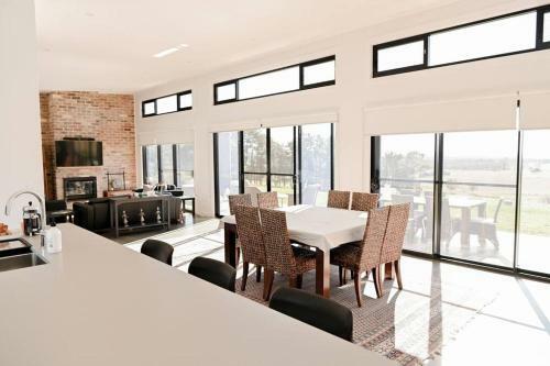 Somerton Ridge: Luxury Modern House Stunning Bath