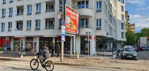 Colonel Apartment 953