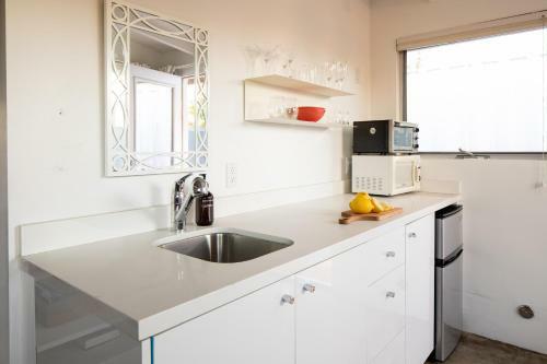 Hotel Suite 1 By Avantstay Retro & Spacious Studio W Kitchenette Ada Accessible