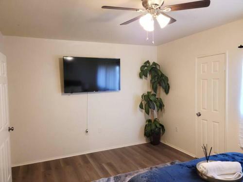 3 Queen Bed Home With Grill And Fire Table