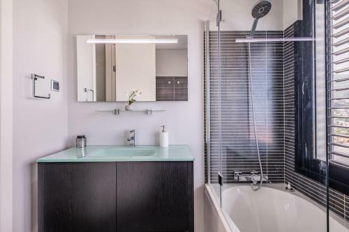 Moradia T3 Geminada Em Santo Ant�nio, Funchal