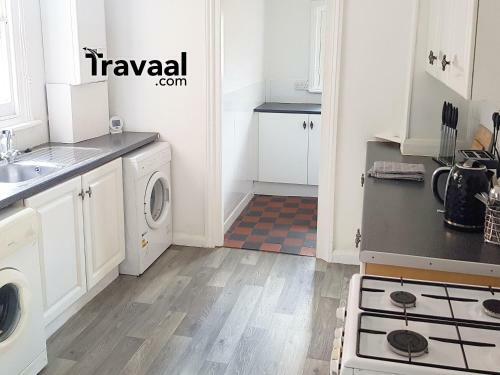 Travaal - 3 Bedroom Apartment Farnborough