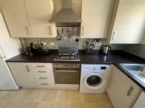 3-bedroom Detached Villa, Backyard, Free Parking