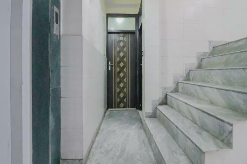 Oyo 81563 Hotel M G H