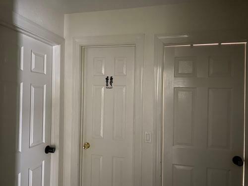 Hostal Private Room With Queen Bed - Free Parking & Fast Wifi