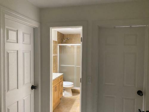 Hostal Private Room With Queen Bed - Free Parking & Fast Wifi