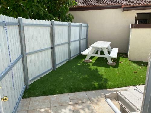 Hostal Private Room With Queen Bed - Free Parking & Fast Wifi