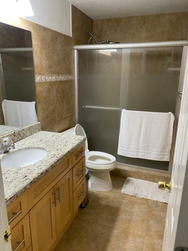 Hostal Private Room With Queen Bed - Free Parking & Fast Wifi