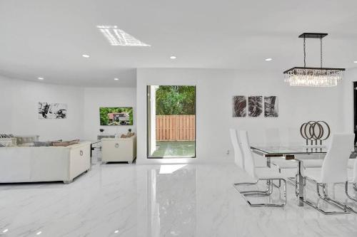 Gorgeous 6 Br Home W Heated Pool & Golf View