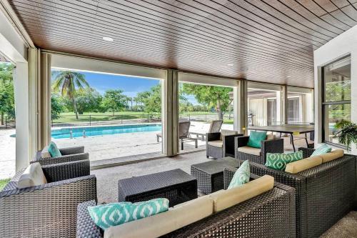 Gorgeous 6 Br Home W Heated Pool & Golf View