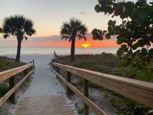 Tropical Escape Close To Top Fl Beaches!