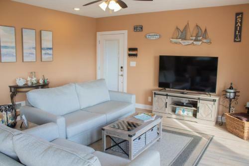 Stylish Intercoastal Blue Bungalow Close To Beach