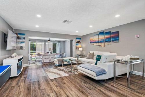 Heated Pool House Only 5 Minutes To Gulf Beaches!