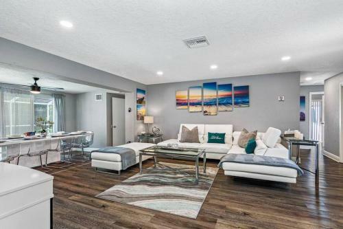 Heated Pool House Only 5 Minutes To Gulf Beaches!