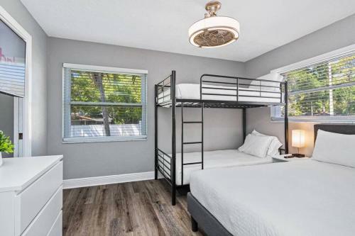 Heated Pool House Only 5 Minutes To Gulf Beaches!