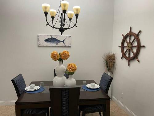 Cozy 2 Bedroom Lakeview Villa King Queen Beds