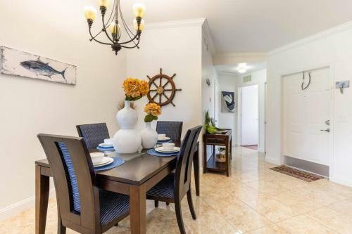 Cozy 2 Bedroom Lakeview Villa King Queen Beds