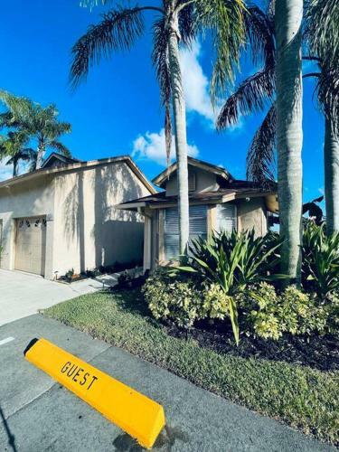 Cozy 2 Bedroom Lakeview Villa King Queen Beds