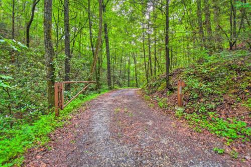Riverside Dahlonega Home With Kayaks And Fire Pit