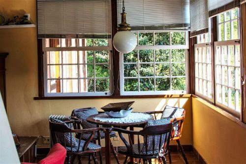Linda Casa Colonial Em Meio A Natureza