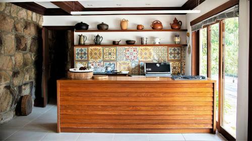 Linda Casa Colonial Em Meio A Natureza