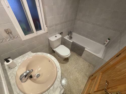 Sunny 3 Bed Apartment Only 7 Minute Walk From Beac
