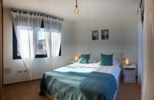 Pleasant 2 Bedroom Villa With Garden & Pool Access