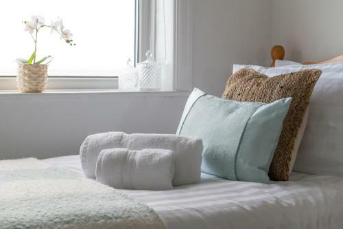 Beachcliffe House - Sea Front Property - Sleeps 10 - Pet Friendly