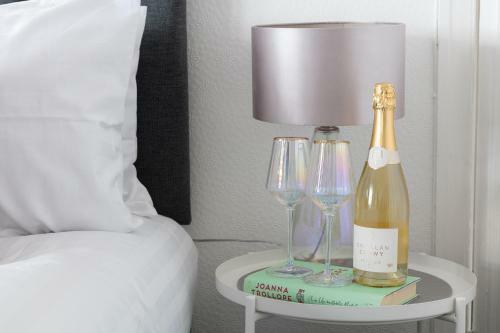 Beachcliffe House - Sea Front Property - Sleeps 10 - Pet Friendly