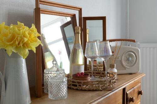 Beachcliffe House - Sea Front Property - Sleeps 10 - Pet Friendly