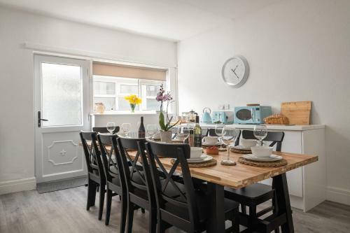 Beachcliffe House - Sea Front Property - Sleeps 10 - Pet Friendly