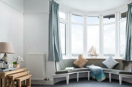 Beachcliffe House - Sea Front Property - Sleeps 10 - Pet Friendly