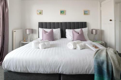 Beachcliffe House - Sea Front Property - Sleeps 10 - Pet Friendly