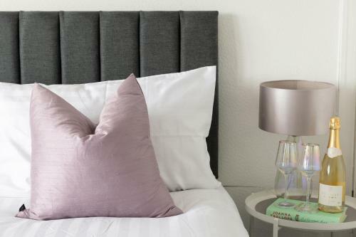 Beachcliffe House - Sea Front Property - Sleeps 10 - Pet Friendly