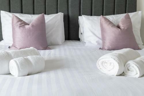 Beachcliffe House - Sea Front Property - Sleeps 10 - Pet Friendly