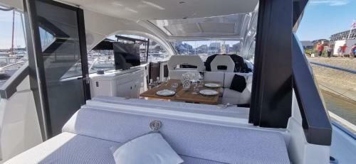 Puissance, Elegance Et Style, Yacht � Deauville
